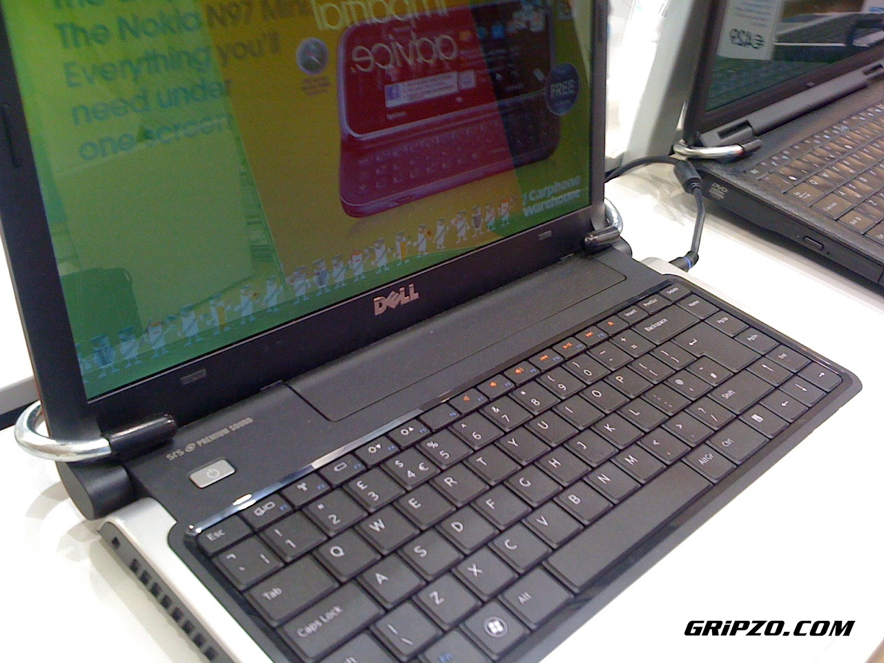 Gripzo-laptop-bracket-close-up-on-display